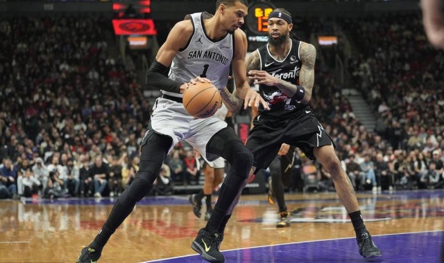 文班亚马12+8&amp;5帽福克斯20分 马刺击败猛龙迎十连胜